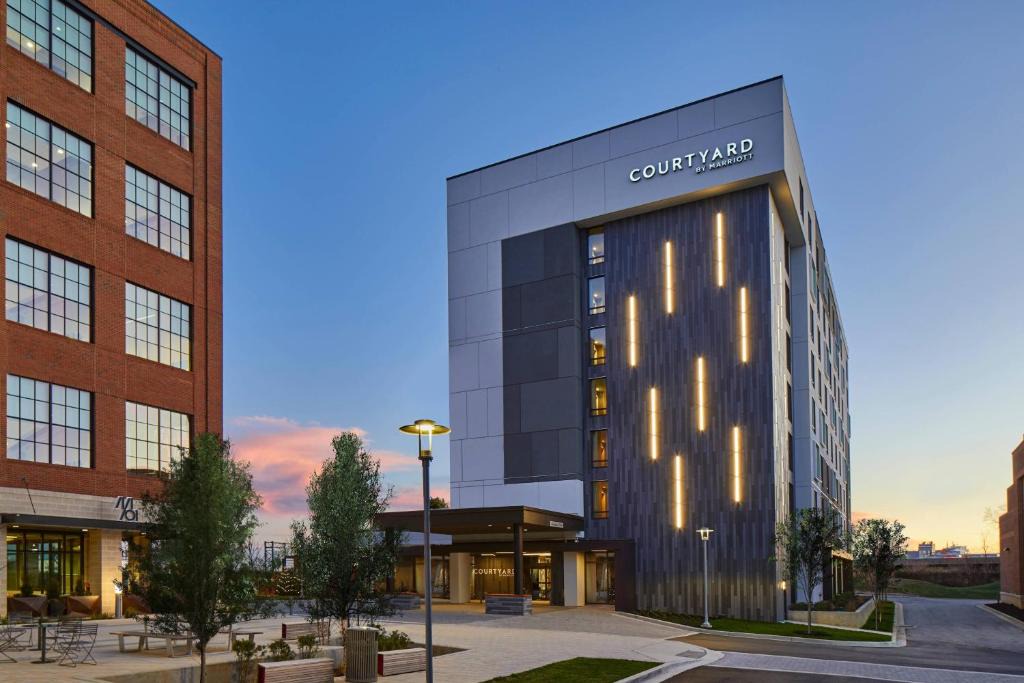 Locust Point Hotel | Courtyard Baltimore Downtown/McHenry Row