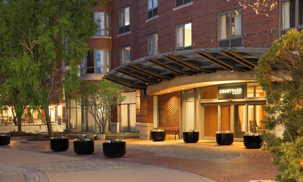 Coolidge Corner South Side Hotel | Courtyard by Marriott Boston Brookline