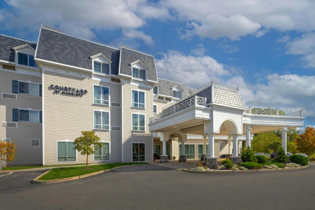 Lenox Hotel | Courtyard by Marriott Lenox Berkshires