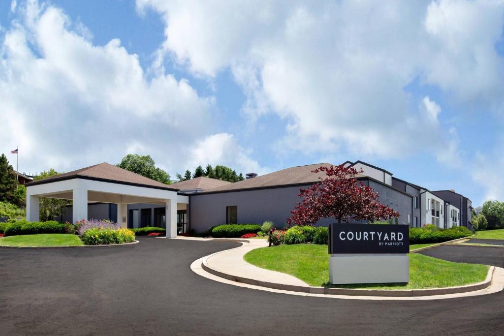 Moon Township Hotel | Courtyard by Marriott Pittsburgh Airport
