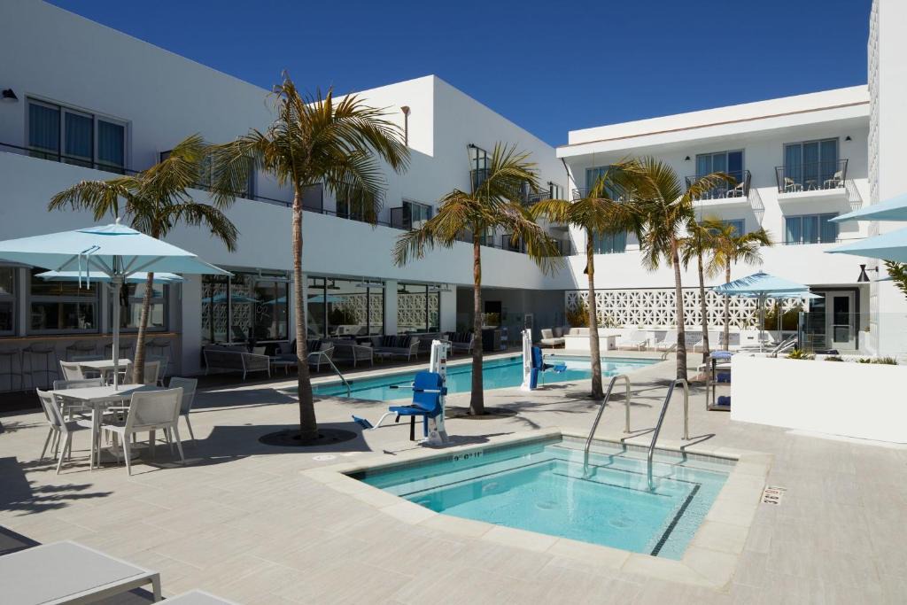 Oak Park Hotel | Courtyard by Marriott Santa Barbara Downtown