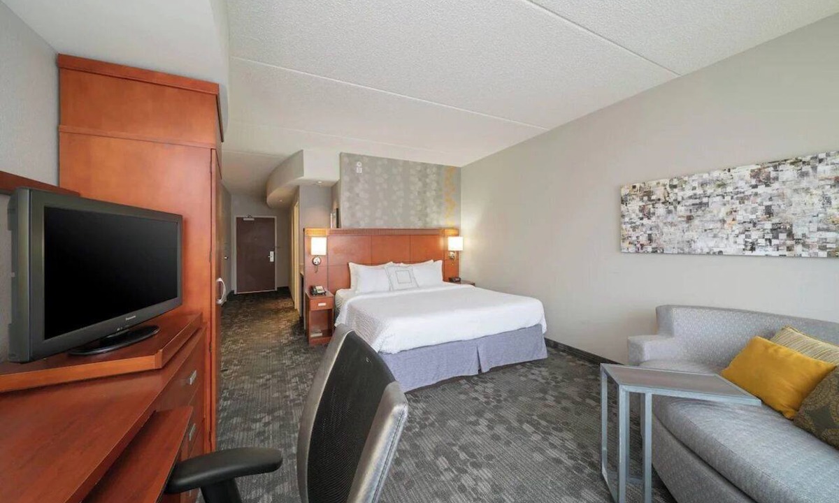 Salisbury Hotel | Courtyard Salisbury | King Sofa | Stadium, Salisbury U, TidalHealth Close