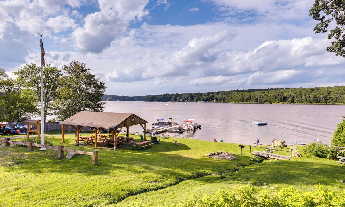 Coventry Lake Apartment | Coventry Lake Getaway w/Yard: Near UConn!