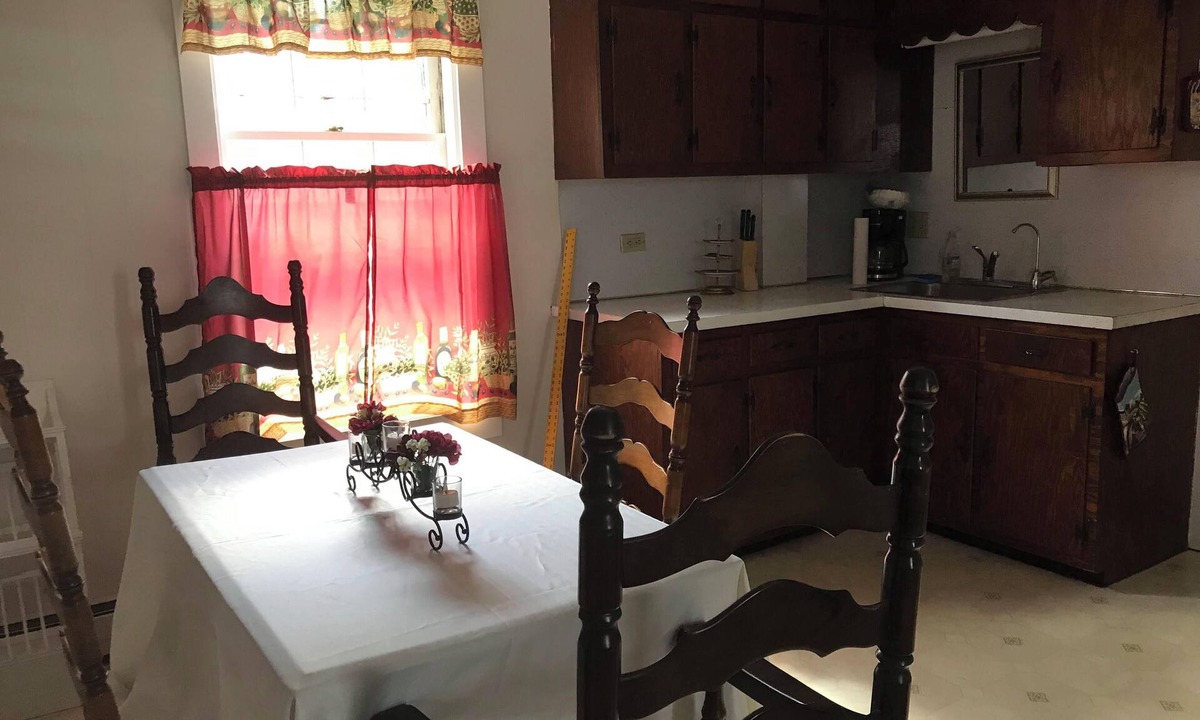Richmond Apartment | Cozy 1-bdrm apartment in Colonial Home in Richmond, NH.