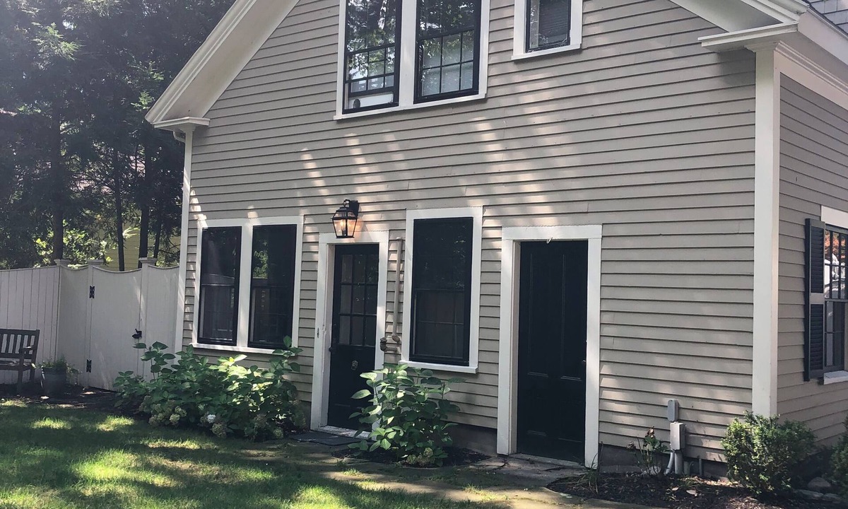 Wellesley Hills Apartment | Cozy 1 bedroom in great Wellesley location. 1block from the commuter rail.