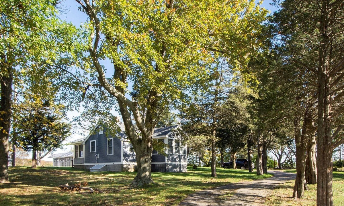 Minot Cottage | Cozy 2/2 in a serene, park-like setting, near Minot Beach & coastal marshes