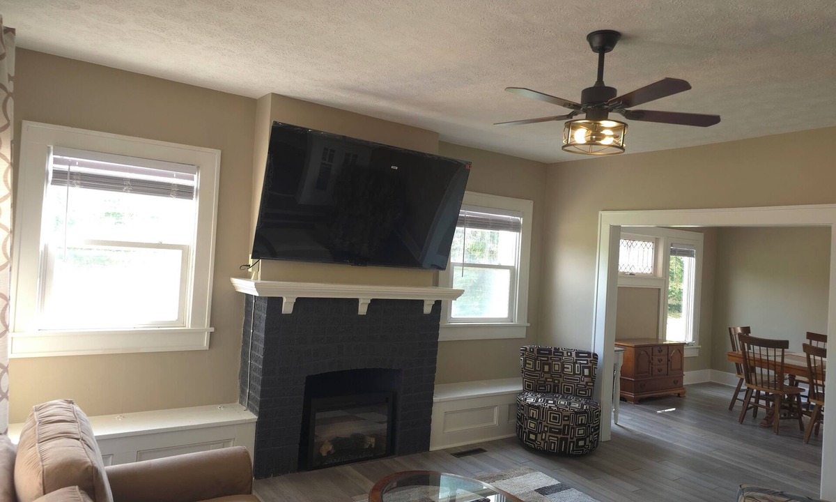 Delaware House | Cozy 3 bedroom Farmhouse in Delaware Ohio, On the Golf Course. Near OWU!