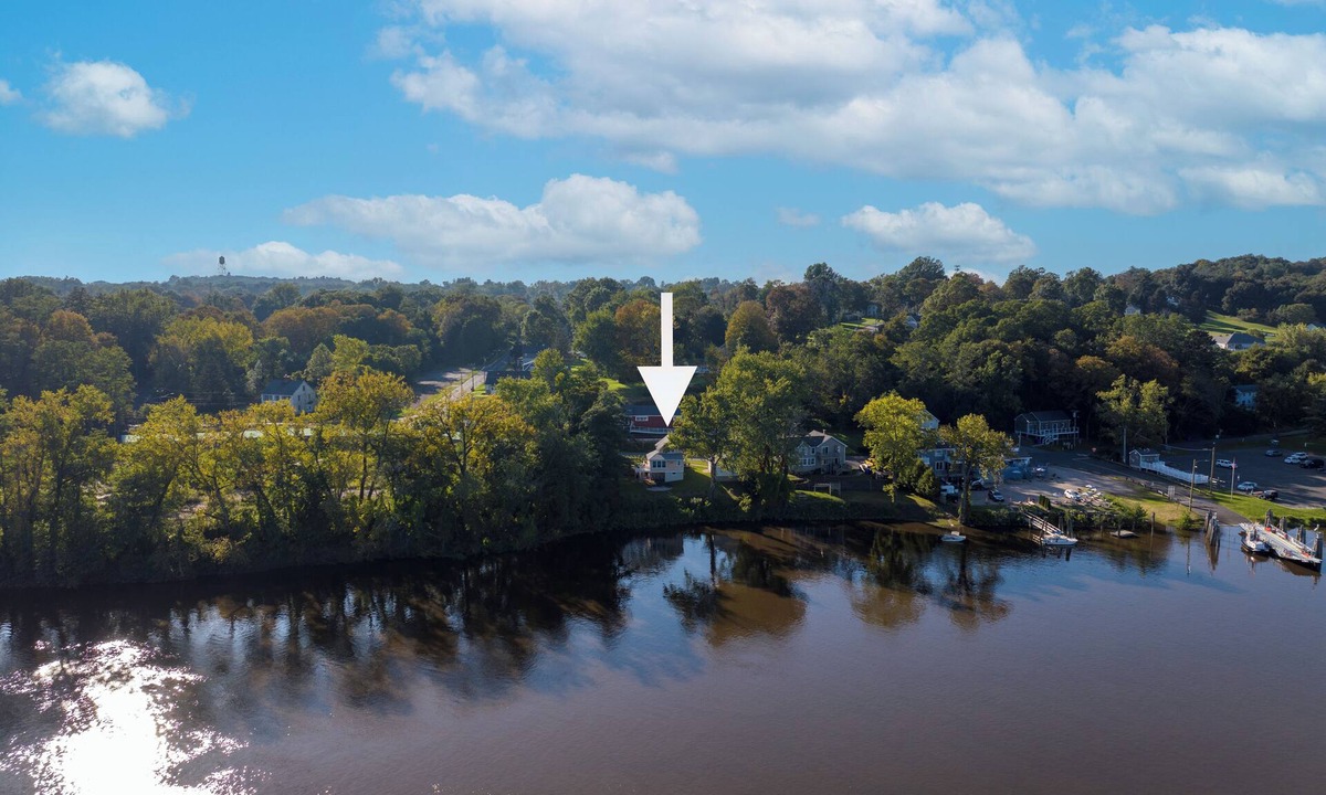 South Glastonbury Cottage | Cozy 3-bedroom River Front cottage in Rocky Hill CT