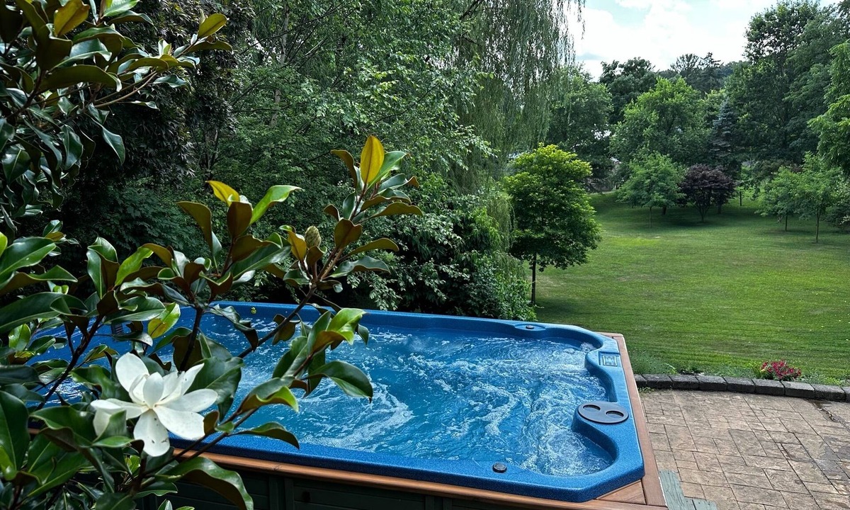 Palmyra House | Cozy, 4 bedroom, 2 1/2 bath, Hot tub/Swim spa, 10 minutes to Hershey attractions