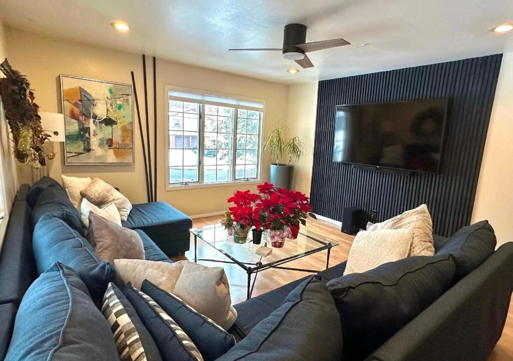 Port Washington House | Cozy 4BR 3BA Home- Train to NYC, USOpen, CitiField Mets, MSG, Walk to Harbor & Golf