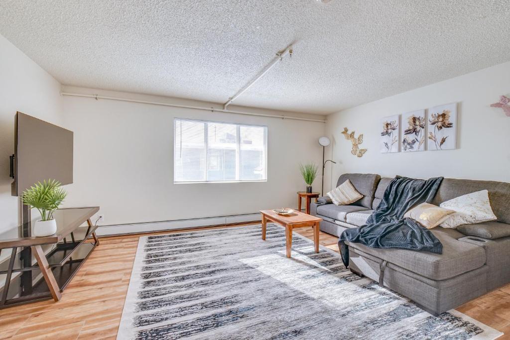Midtown Anchorage Apartment | Cozy Anchorage Apartment w/Mountain Views