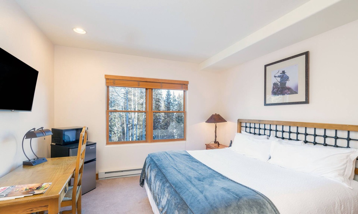 Mountain Village Hotel | Cozy Bear Creek Lodge King Room | Heated Pool, Hot Tubs & Pet-Friendly