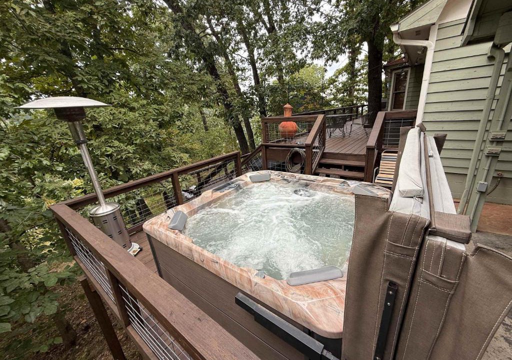 Lowell House | Cozy Beaver Lake Getaway
