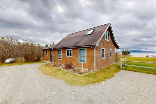 Greenville House | Cozy cabin in spectacular lakefront location with great views - dog-friendly