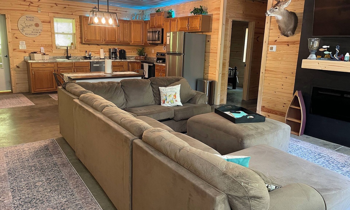 Lindseyville Cabin | Cozy Cabin with hot tub, just minutes from Nolin lake and Mammoth Cave park!