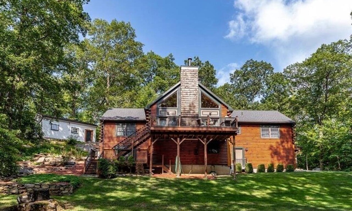 Danbury House | Cozy Candlewood Lake Cabin — Family + Friend Retreat