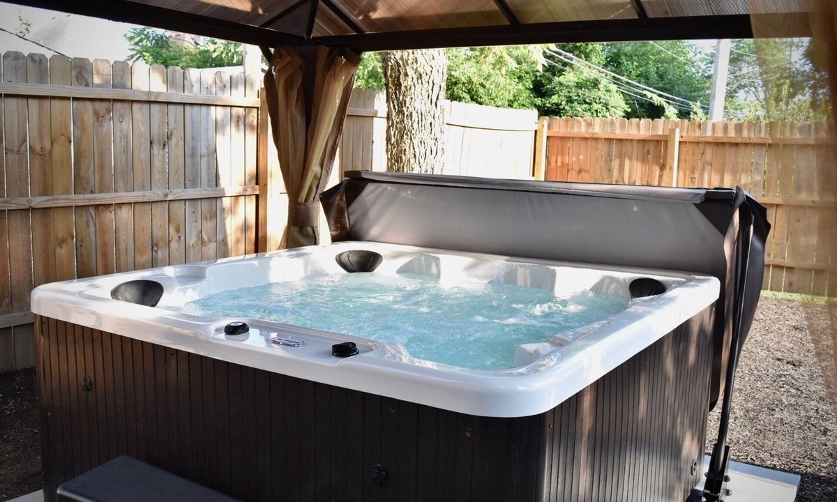 Weinland Park House | Cozy Columbus Escape Near OSU and Downtown – Sleeps 12 - Great for Game Days!