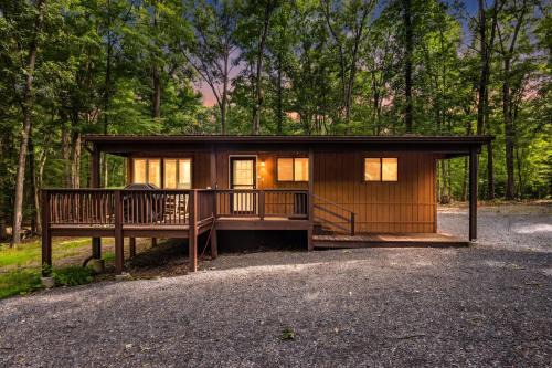 The Woods House | Cozy Cottage w Fireplace FirePit & Resort Access