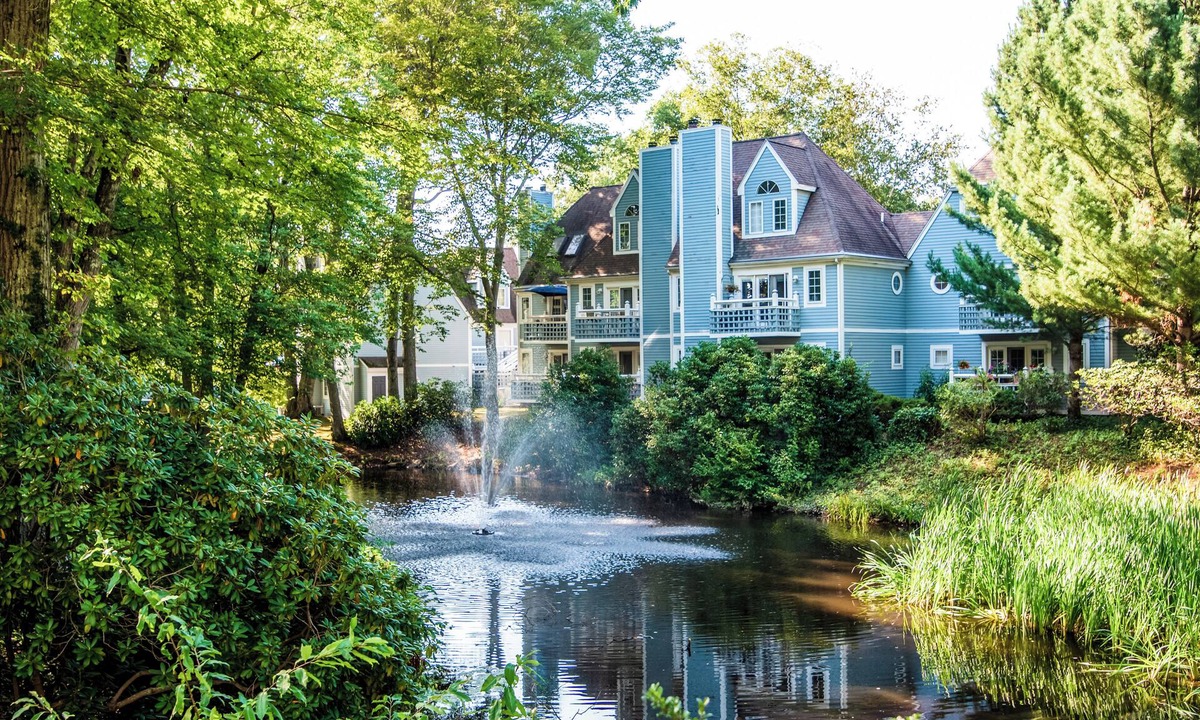 Norwich Villa | Cozy Couples Getaway with Golf Course View & Spa