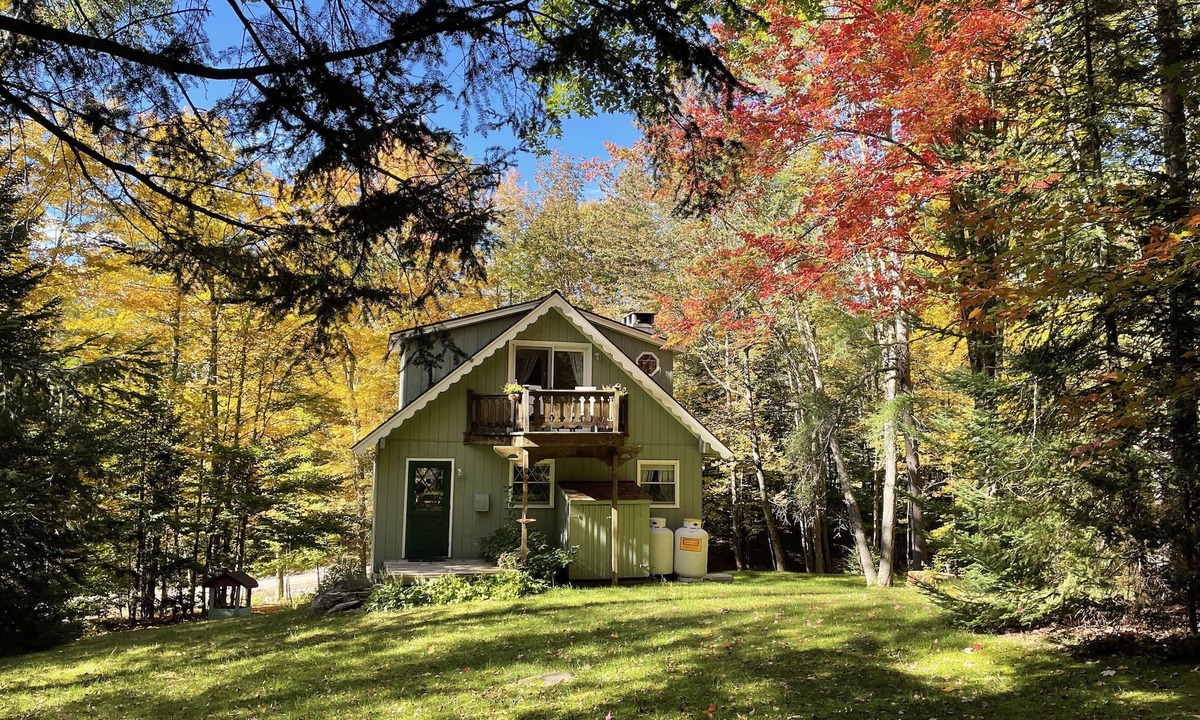 Weston Ski Chalet | Cozy Creekside Chalet centrally located near 4 ski resorts