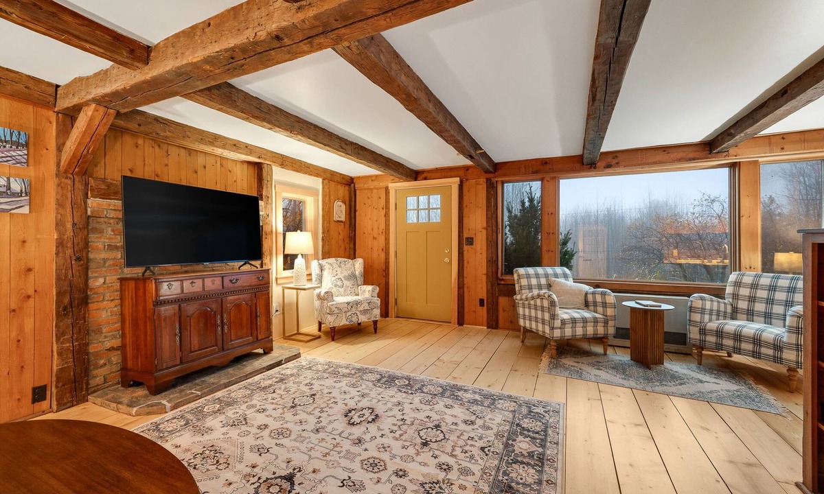 East Randolph Cabin | Cozy cute Central VT cabin. Close to Montpelier, Skiing, Norwich, etc.