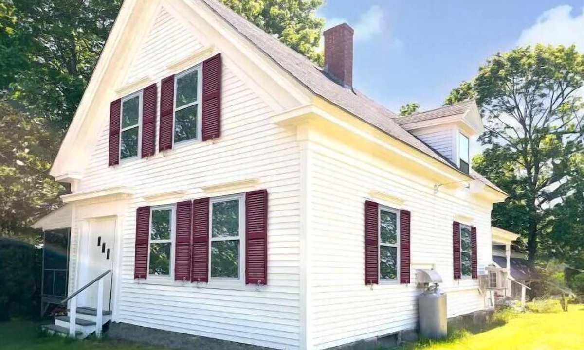 Deer Isle House | Cozy Deer Isle Farmhouse Retreat