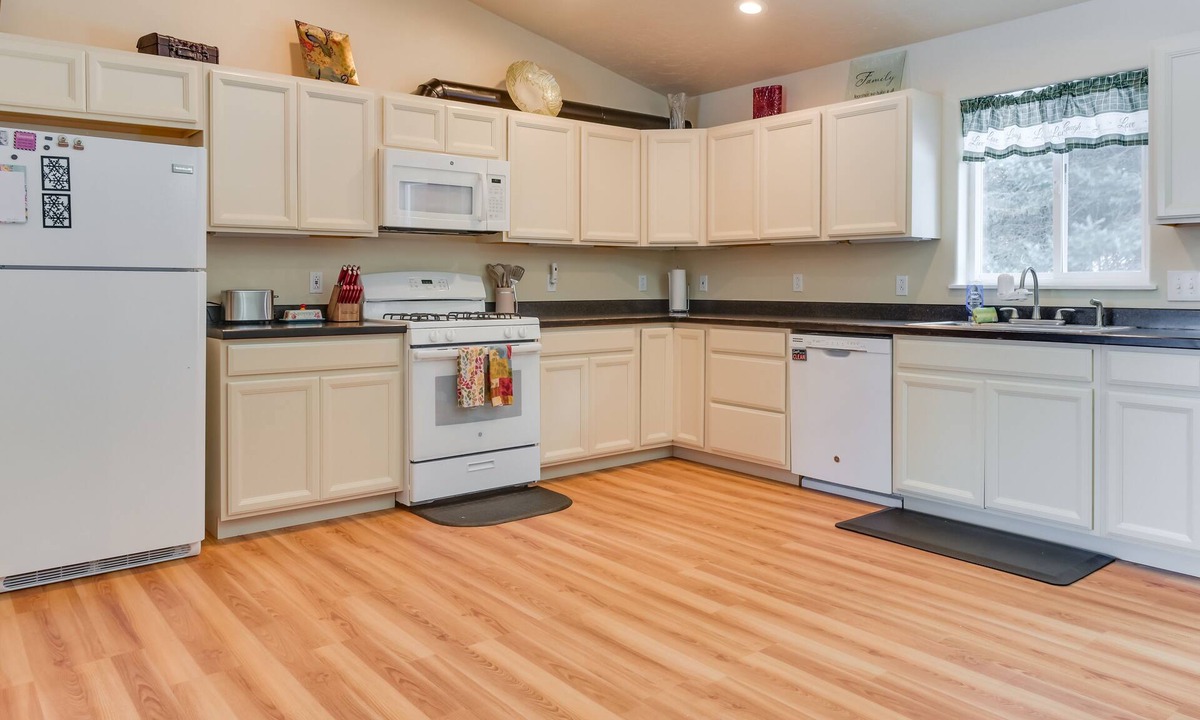 Diamond Ridge House | Cozy Getaway w/Porch - 4 Mi to Downtown Homer!