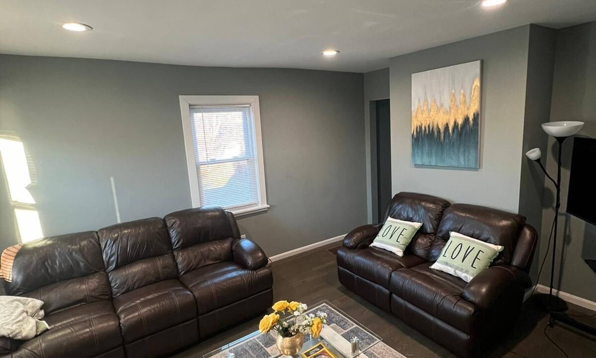South Side Apartment | Cozy Gorgeous with a back yard and parking pet friendly on the heart of Waltham