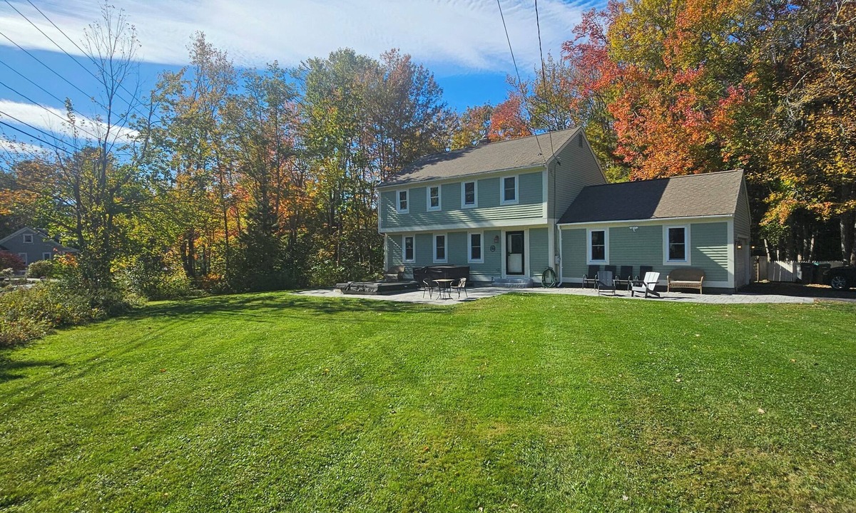 Kennebunk House | Cozy home 1mi. to beaches/shops/dining, Hot tub, big PATIO, Pvt yard, fire pit