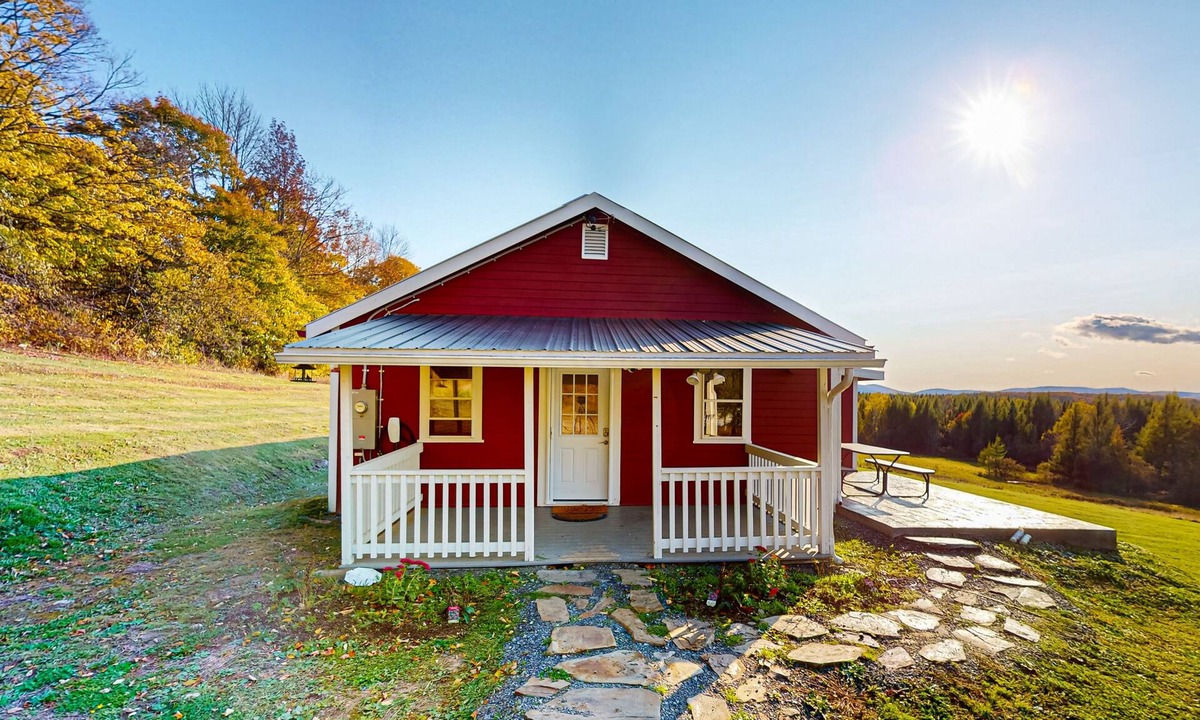 Glover House | Cozy house w/mountain views, large yard, firepit, wifi, jetted tub, TV, EV