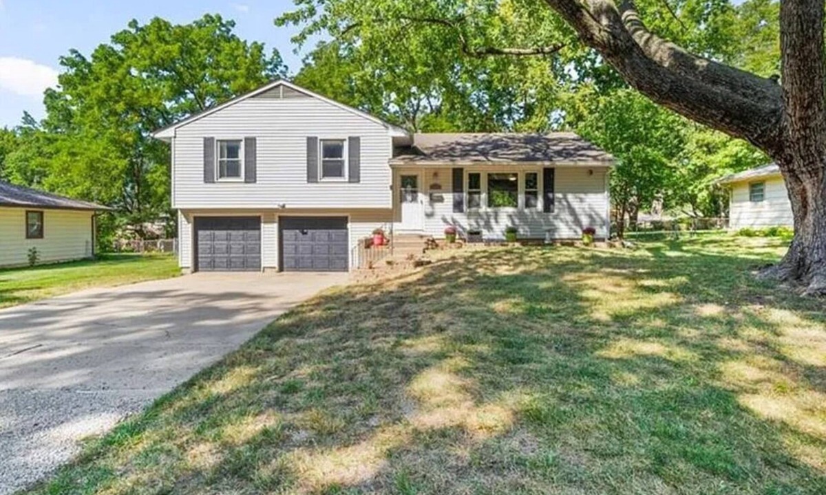 Shawnee House | Cozy KC Home w/Fire Pit! 20 min to Stadium