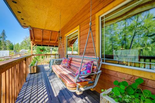 Nikiski Apartment | Cozy Kenai Abode w/Private Deck: 5 Mi to Ocean!