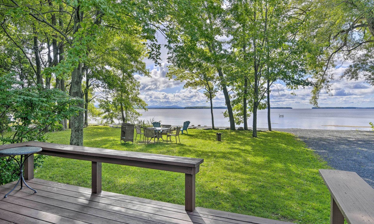 North Hero Cottage | Cozy Lake Champlain Cottage w/Private Beach!