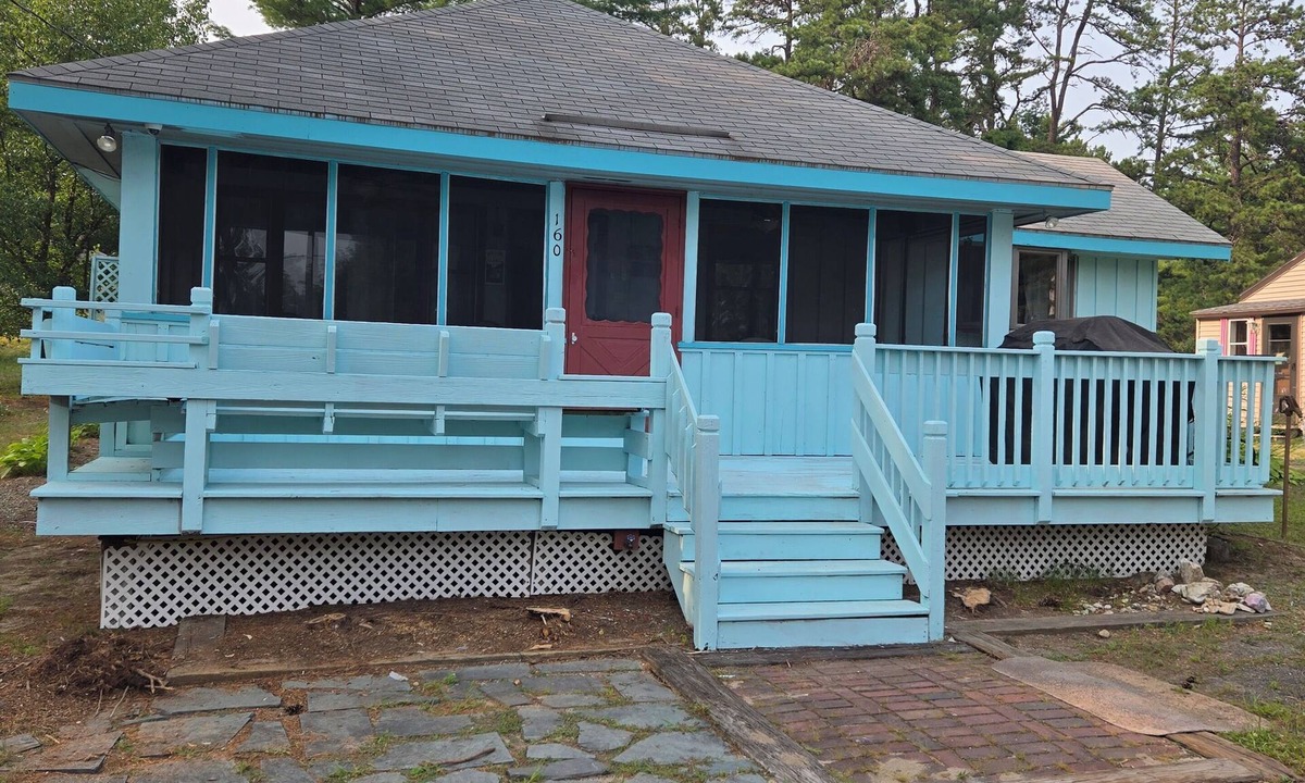 Brownfield Cottage | Cozy Lakehouse near N. Conway Beach Access, Canoe, Fire Pit, Grill & Pool Table