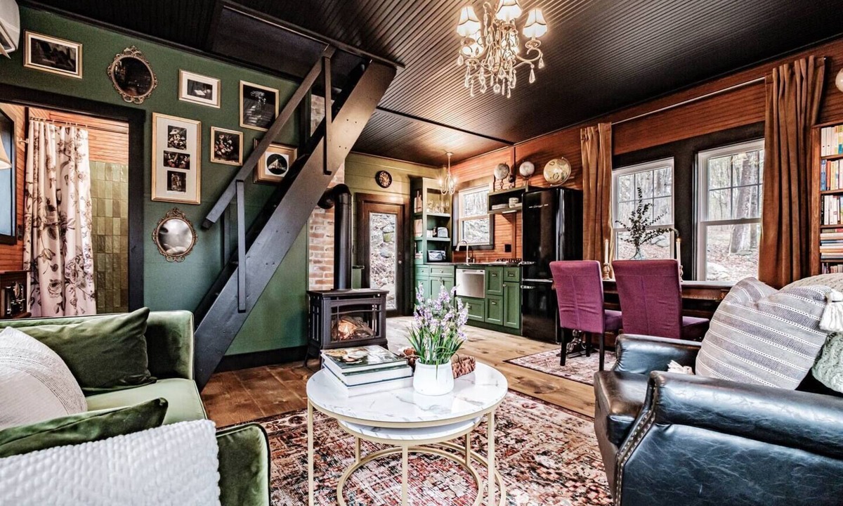 Bridgton House | Cozy Library Tiny Home *Private Hot Tub* King Bed *Minutes to Lakes & Hiking