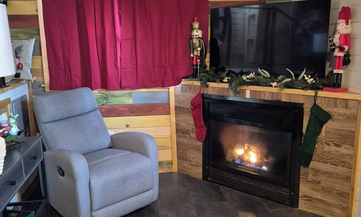 Badger Cabin | Cozy North Pole Christmas cabin