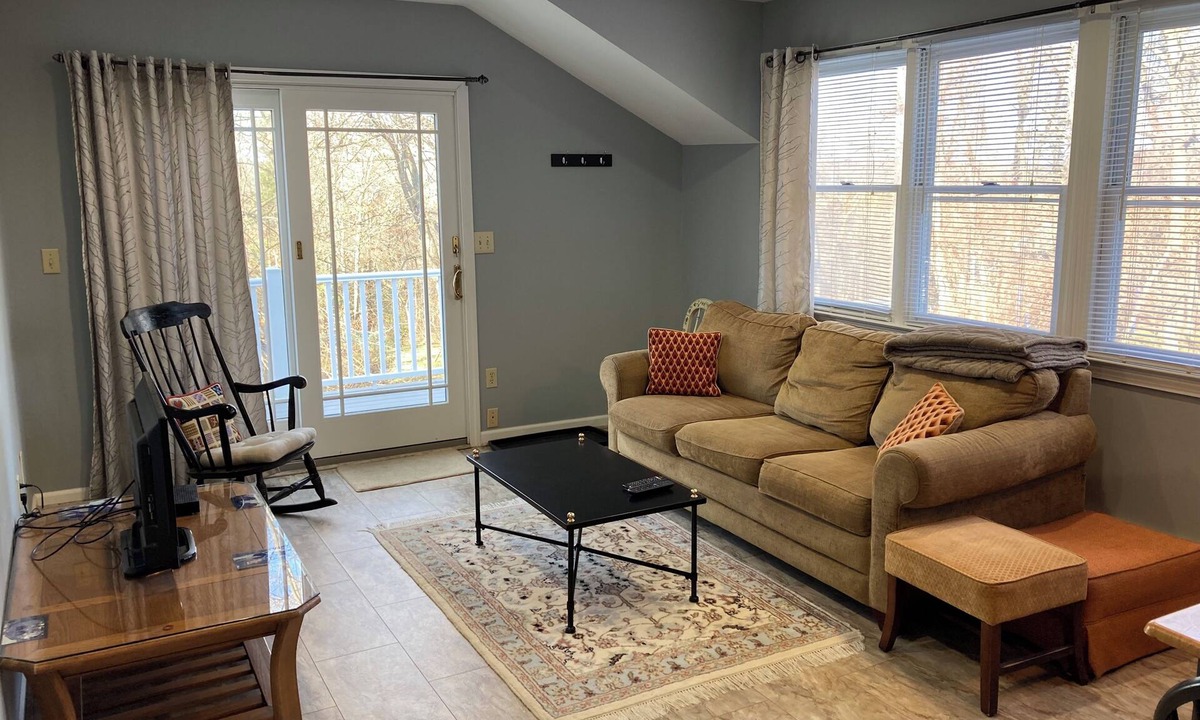Southbury Apartment | Cozy One Bedroom Apartment Centrally Located in Southbury