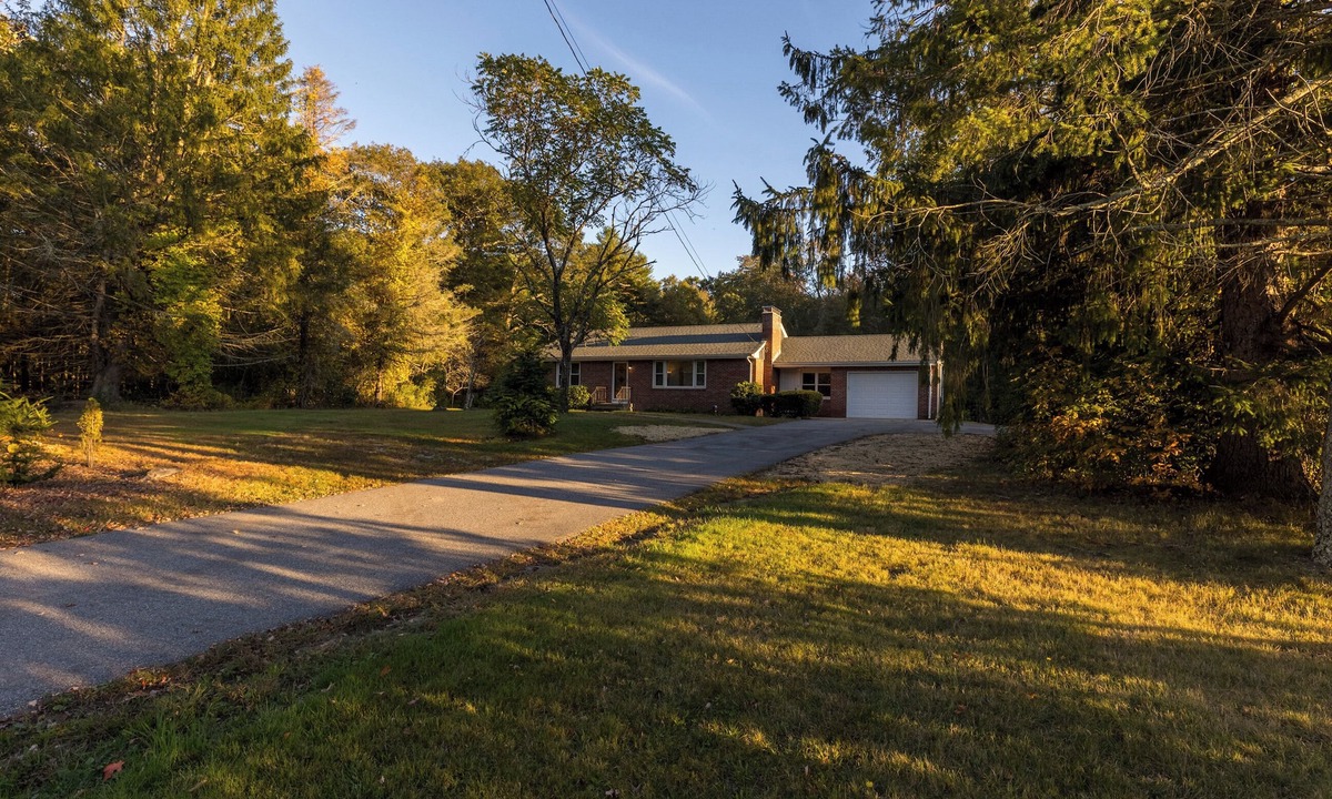 Foster House | Cozy pet friendly 3-bedroom house in charming Foster with fast WiFi, full ktch
