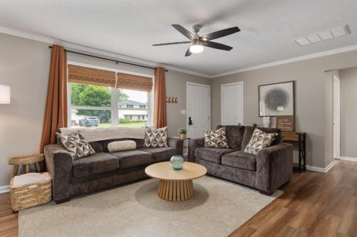 Gahanna House | Cozy Ranch King Bed & Pet Friendly - Fenced Yard