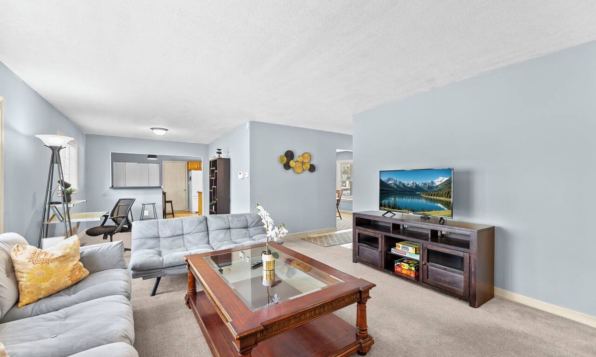 Nall Hills House | Cozy Ranch w/Hot Tub 3BR Workspace + Driveway