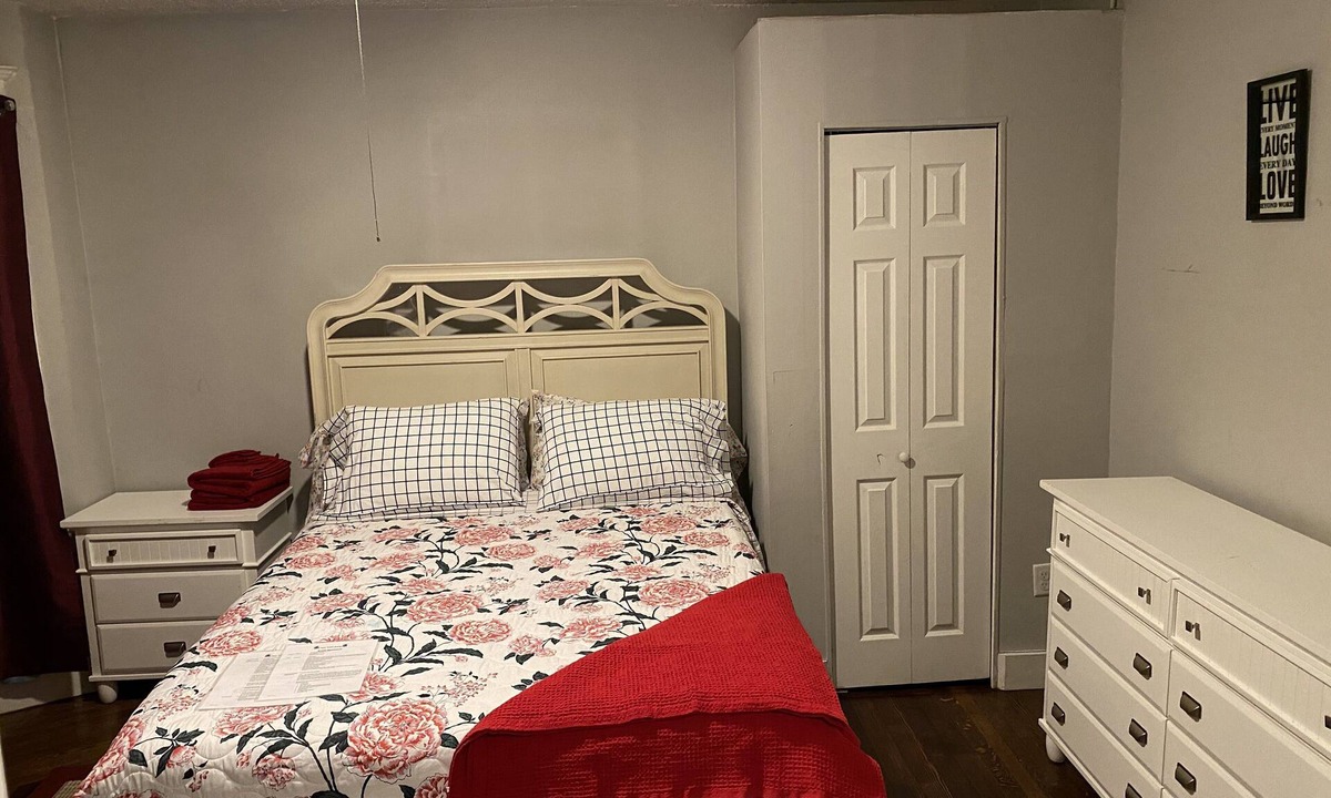 Springfield Apartment | Cozy Red Room (In Springfield)