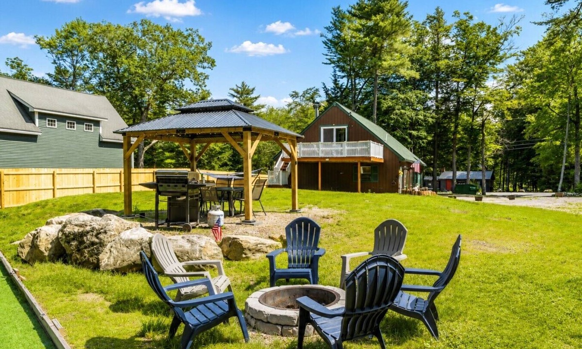 Moultonborough House | Cozy Retreat | Game Room + Fire Pit | Winni