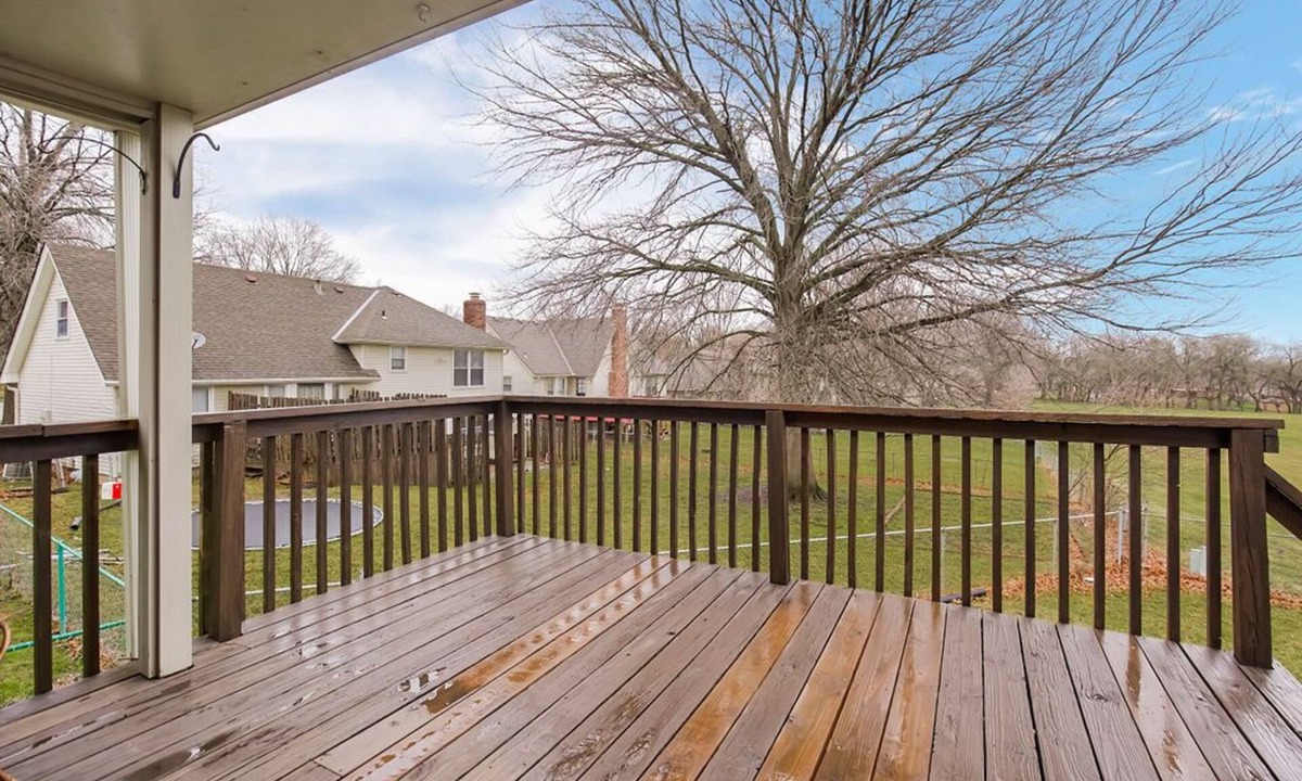 Raytown House | Cozy Sleeps 12 Updated 1800sqft home NO STAIRS