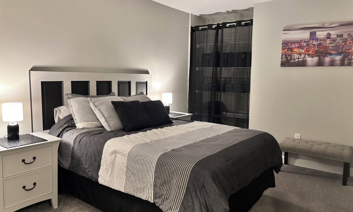 Lower Lawrenceville Apartment | Cozy, spacious 1 bdrm apt in Bloomfield with off street parking. Great location!