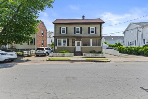Nonantum Apartment | Cozy&Spacious 6Br home in Newton