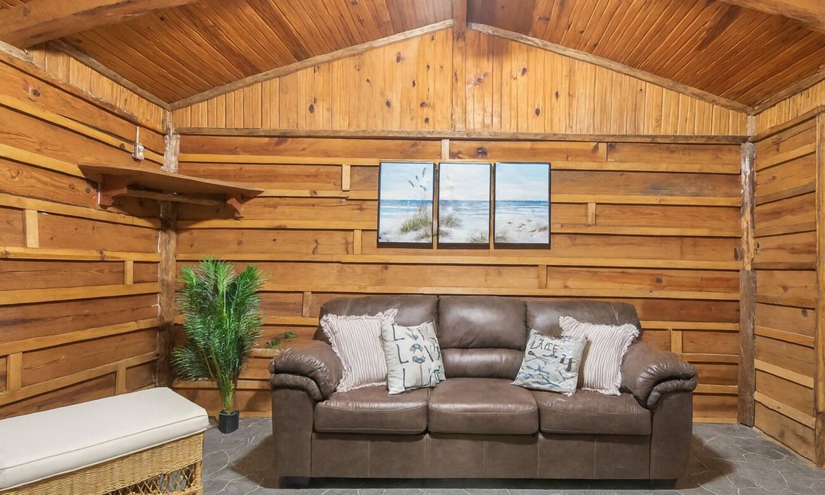 Madill Hotel | Cozy & Spacious Wooden Suite By The Lake | Texoma Shores Resort