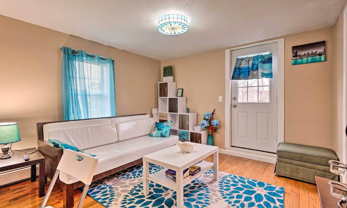 Brockton Apartment | Cozy Third-Story Apartment in Dtwn Brockton!