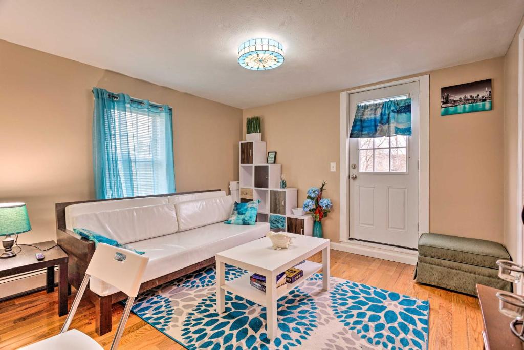 Brockton Apartment | Cozy Third-Story Apartment in Dtwn Brockton!