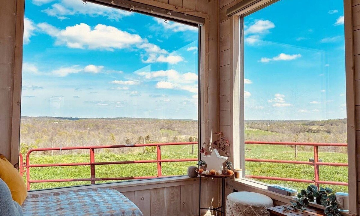 English Cabin | Cozy Tiny House on a Farm in Fredericksburg, Indiana - Perfect Romantic Glamping Destination