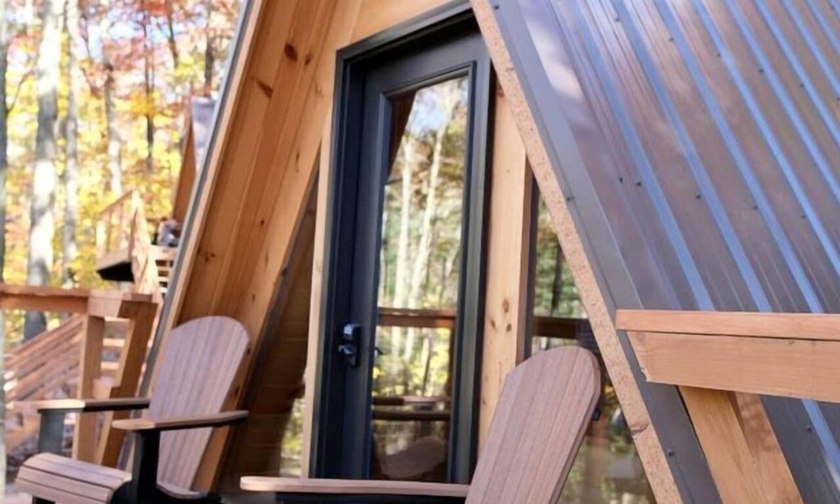 Scio Cabin | Cozy Tree Cabin with Wonderful Views from the Deck by Tappan Lake in Ohio